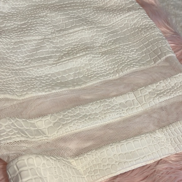 NWOT ALBERTO MAKALI WHITE PEBBLED SKIRT SIZE SMALL - Picture 3 of 4